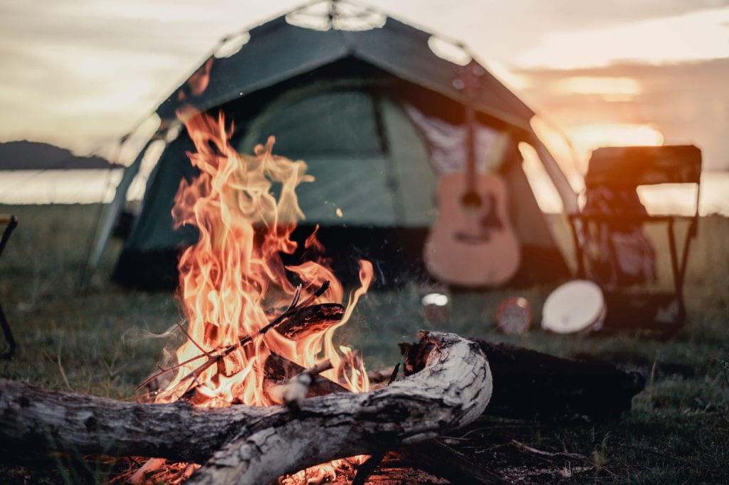 Lagerfeuer vor Zelt beim Camping
