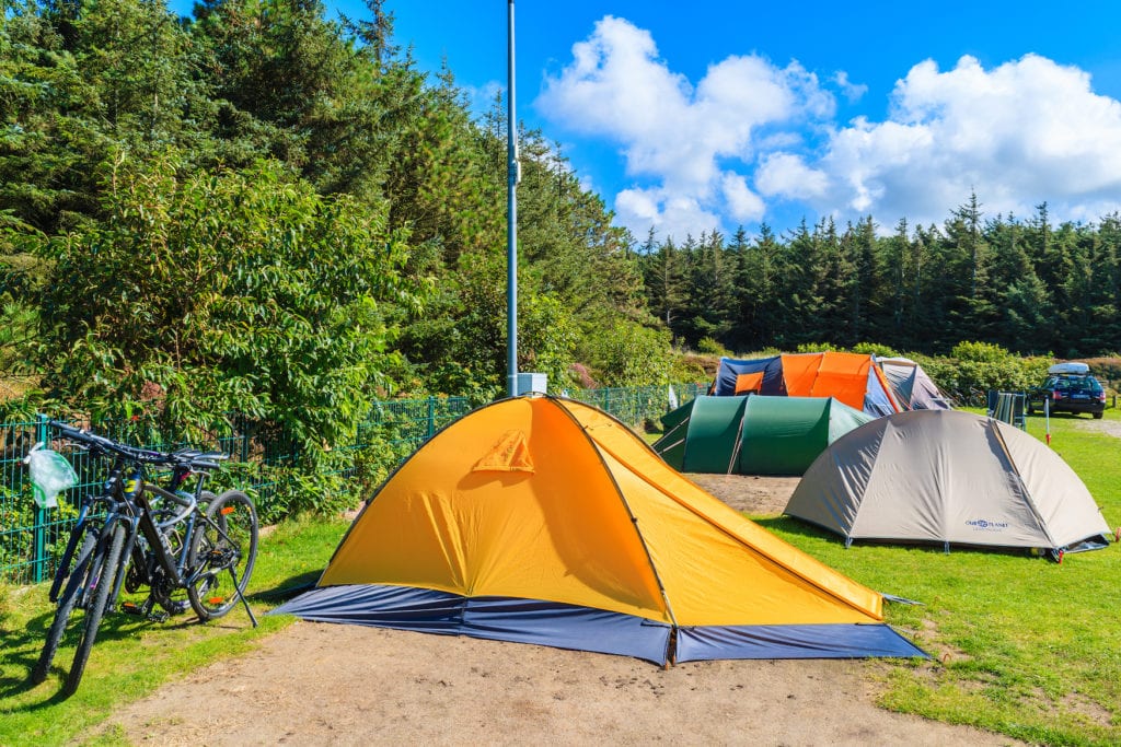 Zelte auf der Grünfläche des Campingplatzes auf der schönen Insel Sylt, Deutschland.