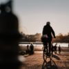 Fahrradfahrerin vor der Rheinkulisse in Köln