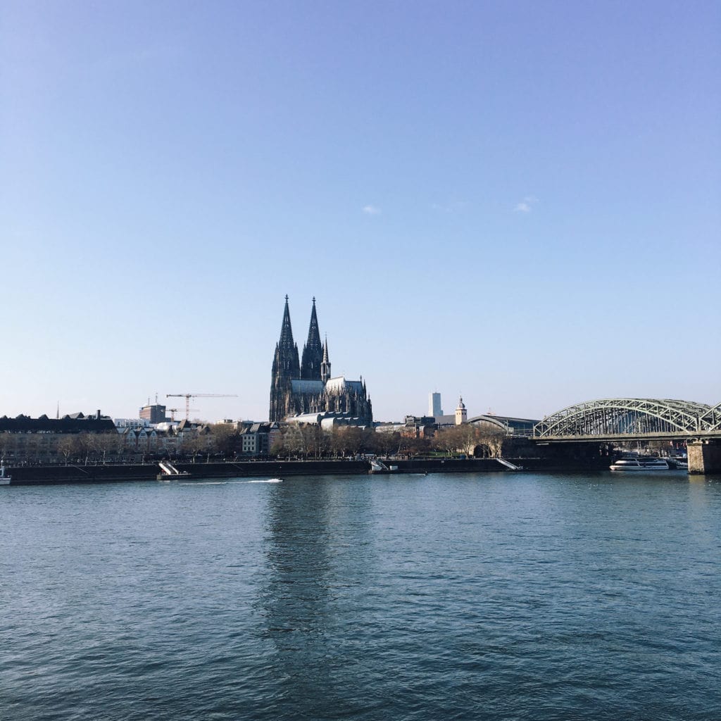 Blick auf den Kölner Dom und das Rheinufer
