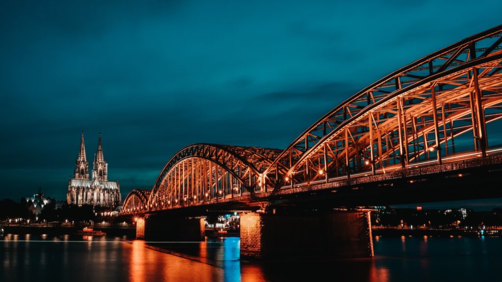 Hohenzollernbrücke und der Kölner Dom bei Nacht