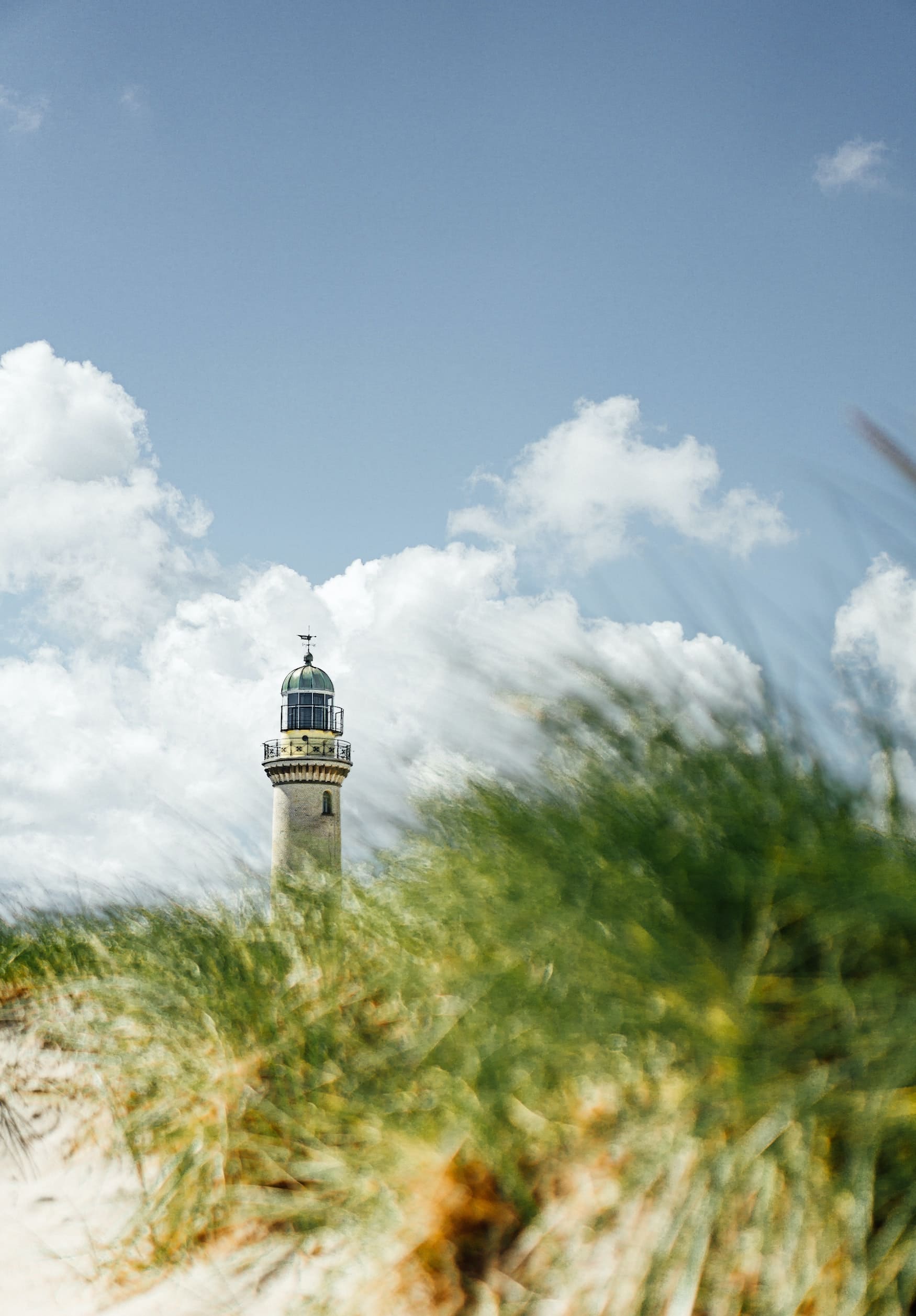 Leuchtturm am Strand von Warnemünde in Deutschland