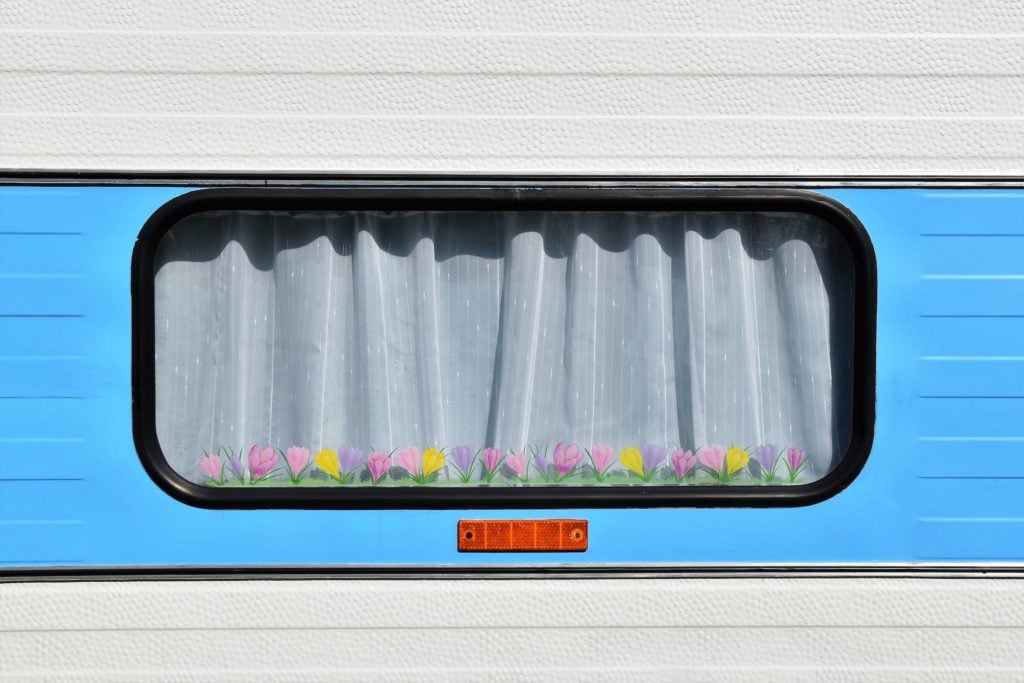 Wohnwagenfenster auf einem Campingplatz in Deutschland