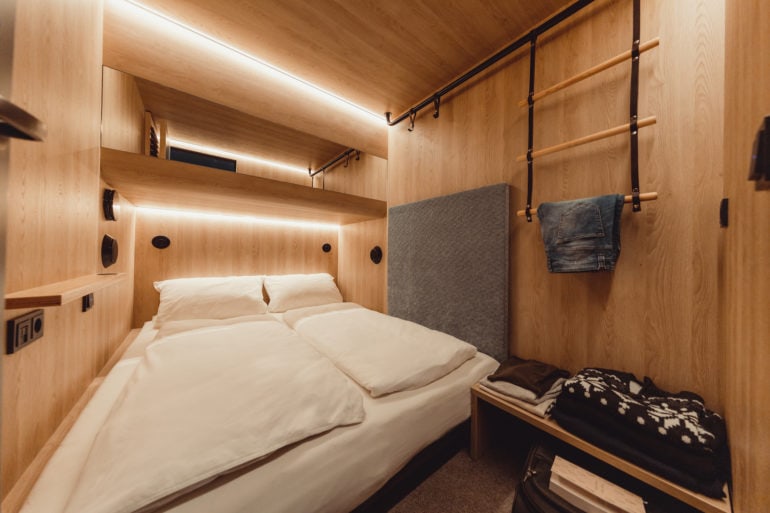 Schlafkabine im ersten Cabin Hotel Deutschlands
