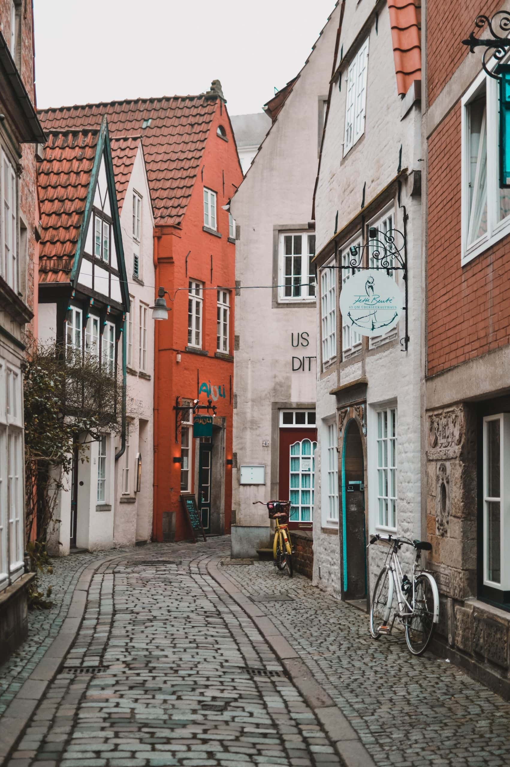 Narrow alleys and beautiful photo spots in the Schnoorviertel in Bremen