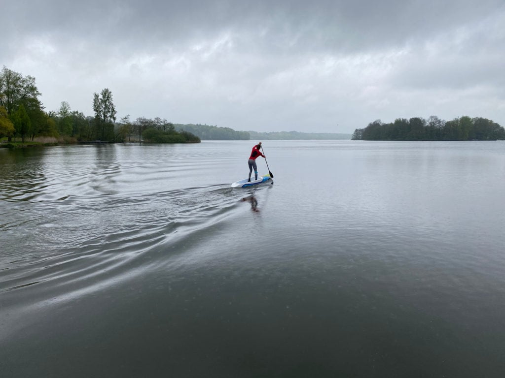Stand-Up-Paddler auf dem Eutiner See, einem unserer Ostsee Geheimtipps