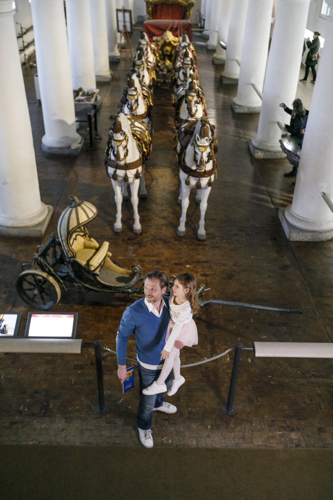 Father standing with his daughter in the Marstall Museum in Munich