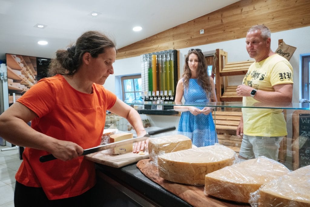 Pärchen kauft Käse in Connies Käsemanufaktur während Dorfurlaub im Schwarzwald
