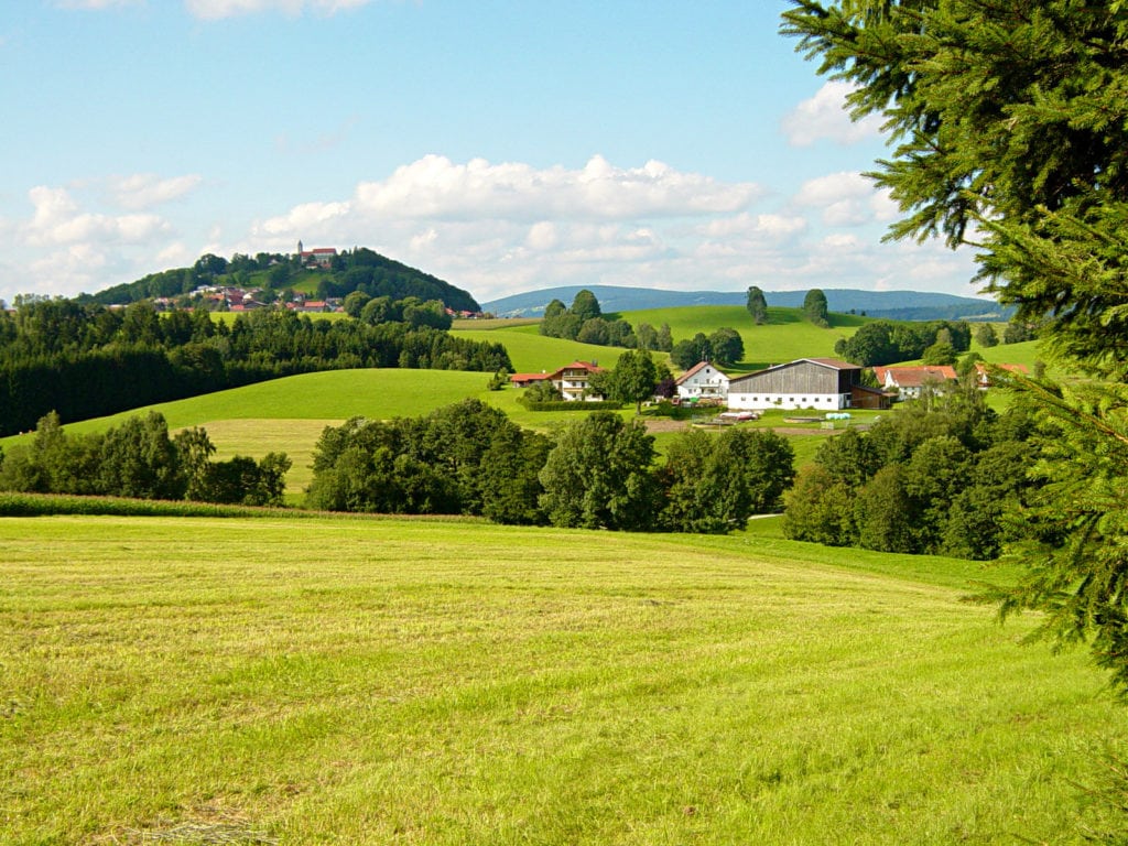 Blick auf einen Ferienbauernhof in Bayern