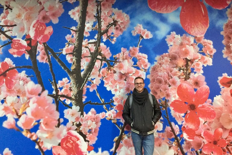 Christoph Karrasch vor einem Kirschblüten-Mural in Little Tokyo, Düsseldorf