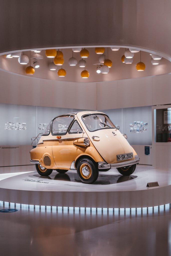 Gelber Oldtimer ausgestellt im BMW Museum in München