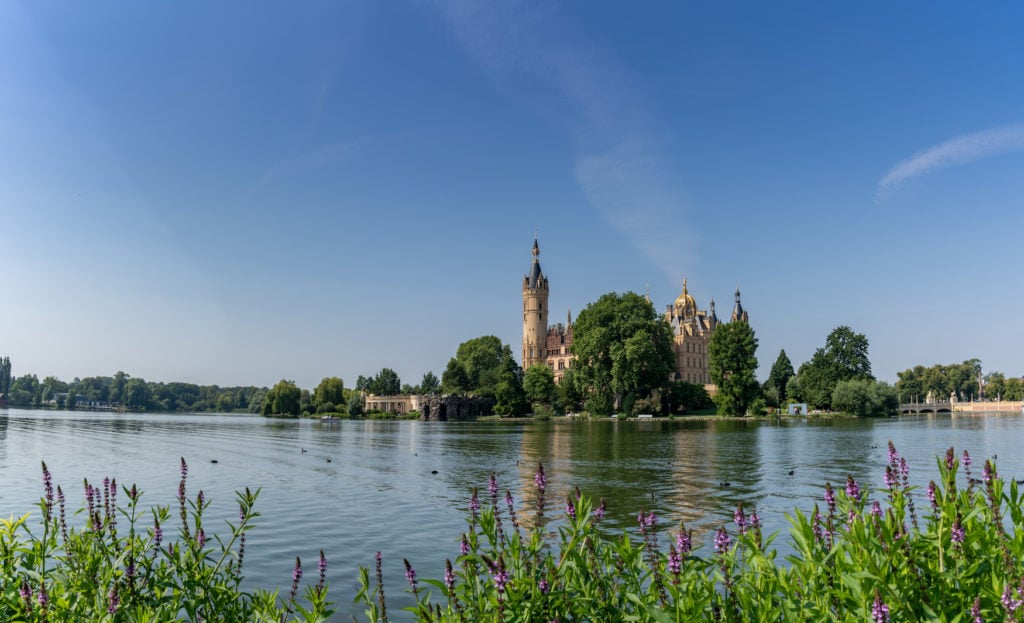 Schweriner See mit Blick auf das Schloss Schwerin in Mecklenburg-Vorpommern