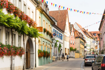 Geschmückte Straßen in Volkach, Fränkisches Weinland