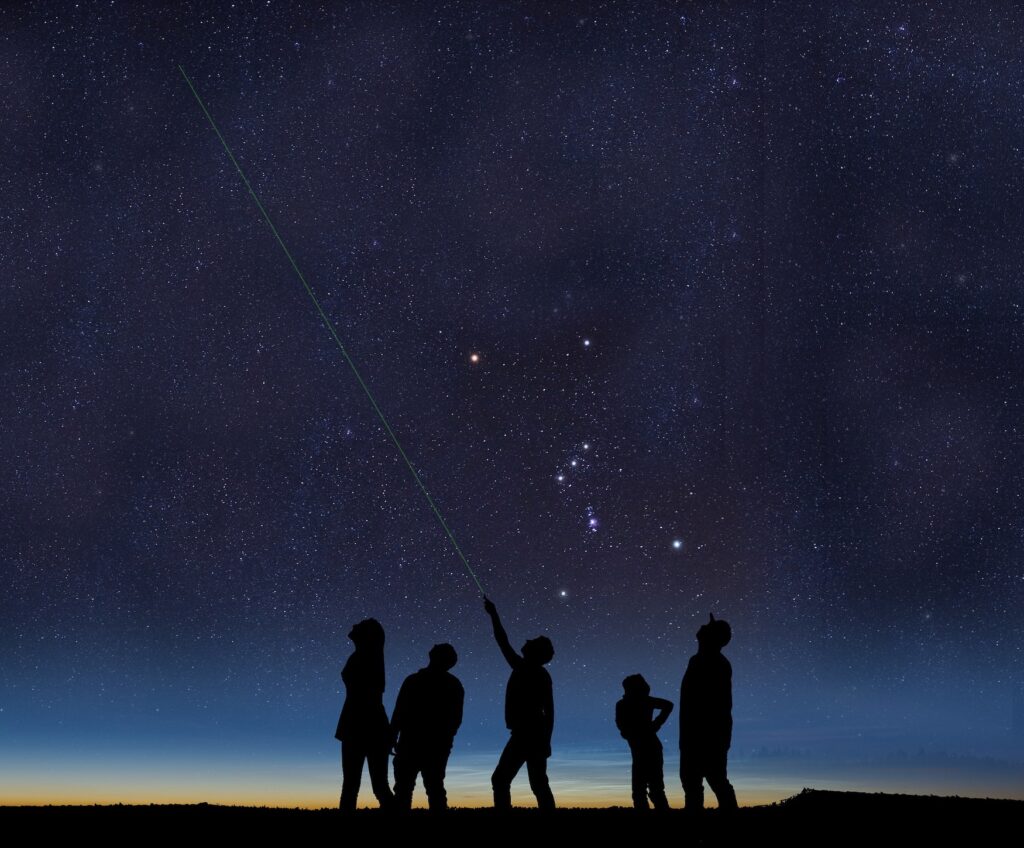 Gruppe bei einer Sternführung im Chiemsee-Alpenland