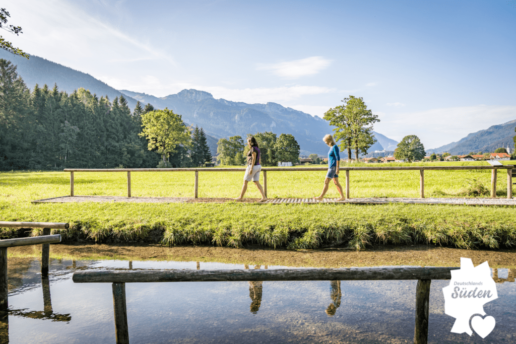 Zwei Frauen spazieren durch die Region Chiemsee-Alpenland