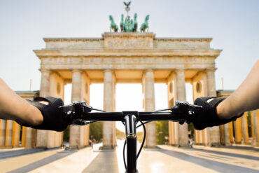 Fahrradlenker vor Brandenburger Tor in Berlin