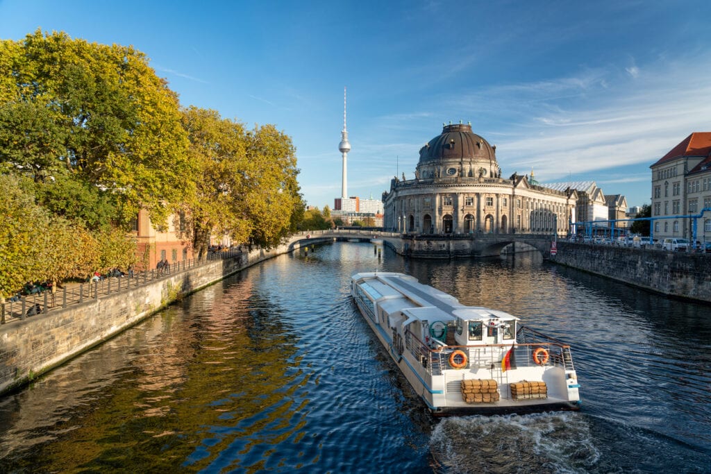Bootstour über die Spree in der deutschen Hauptstadt an der Museumsinsel vorbei