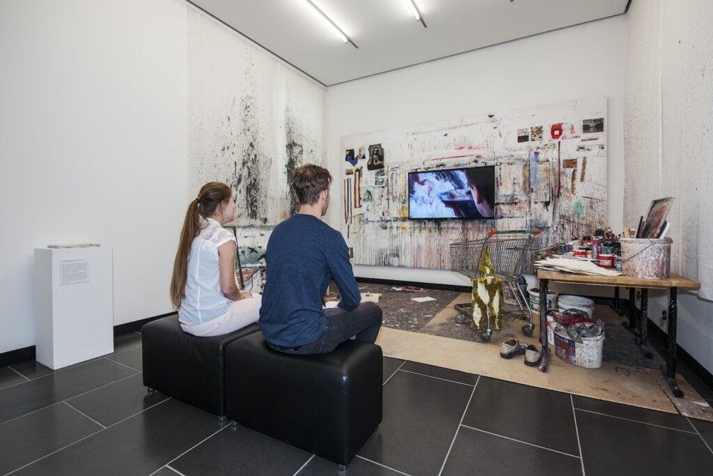 Besucher sitzen in der Kunsthalle in Schweinfurt