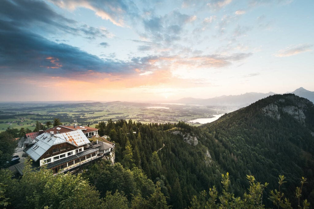 Blick über die Landschaften am Burghotel Falkenstein im Allgäu