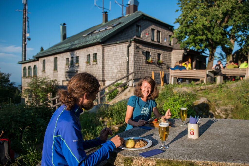 Essen mit Aussicht: Zwei Wanderer speisen in einer Hütte im Fichtelgebirge
