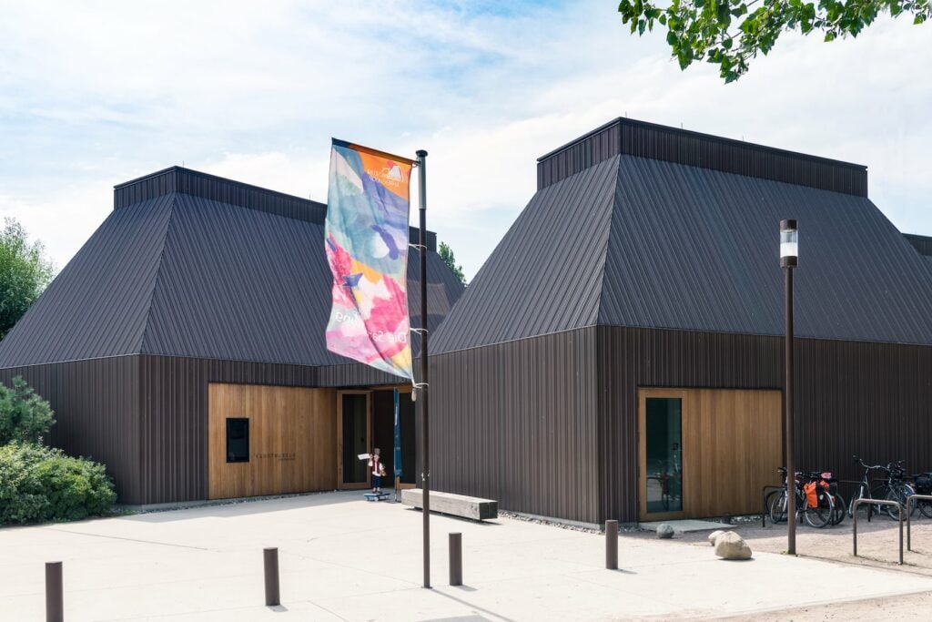 Die bauliche Tradition des Ostseebades Ahrenshoop mit den Reetdächern spiegelt sich im architektonischen Konzept des Kunstmuseums wider. 