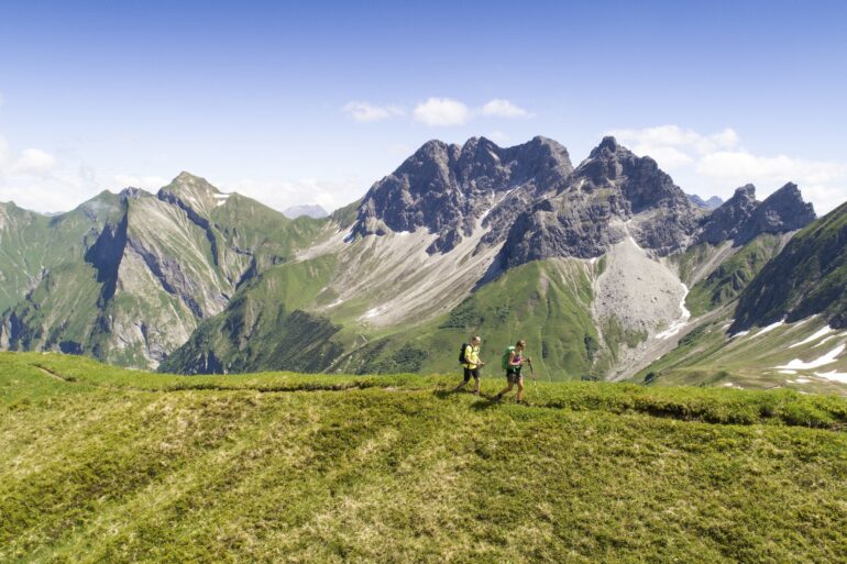 Wanderer auf Wanderroute in Oberstdorf in Bayern mit den Allgäuer Alpen im Hintergrund