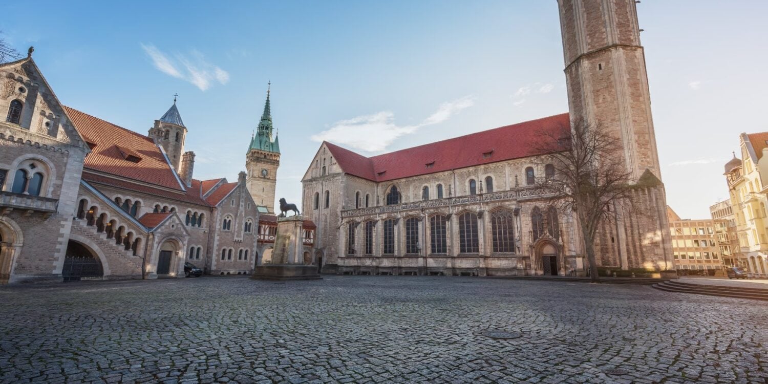 Der Braunschweger BUrgplatz mit dem berühmten Löwen im Sonnenlicht