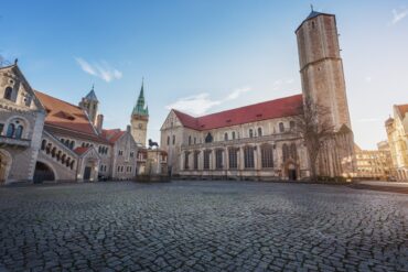 Der Braunschweger BUrgplatz mit dem berühmten Löwen im Sonnenlicht