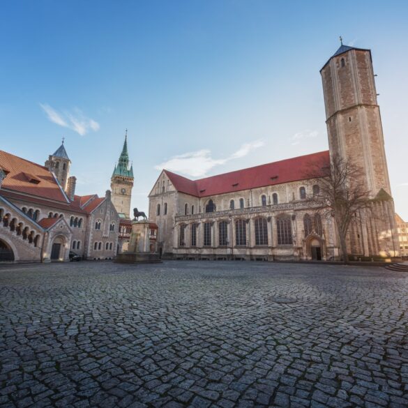 Der Braunschweger BUrgplatz mit dem berühmten Löwen im Sonnenlicht