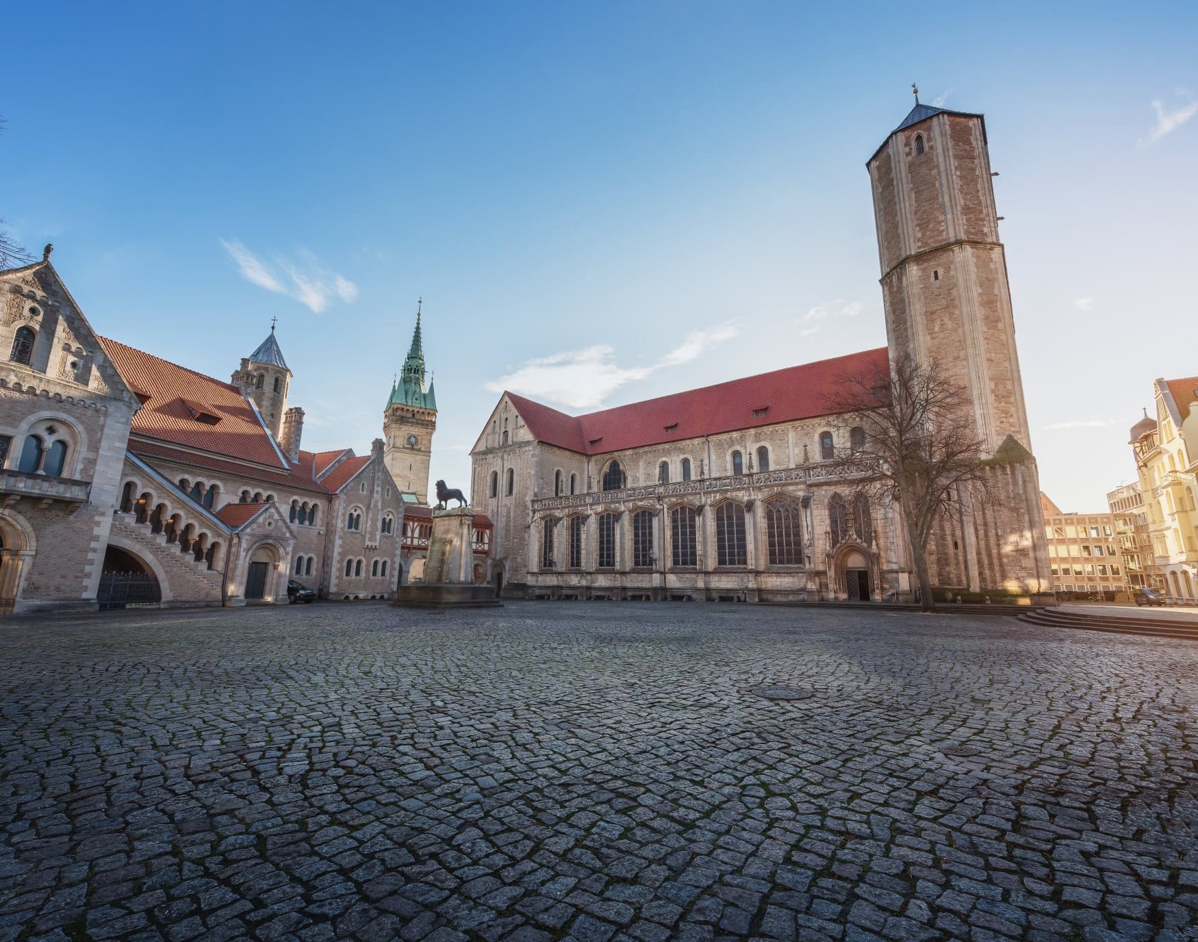 Der Braunschweger BUrgplatz mit dem berühmten Löwen im Sonnenlicht