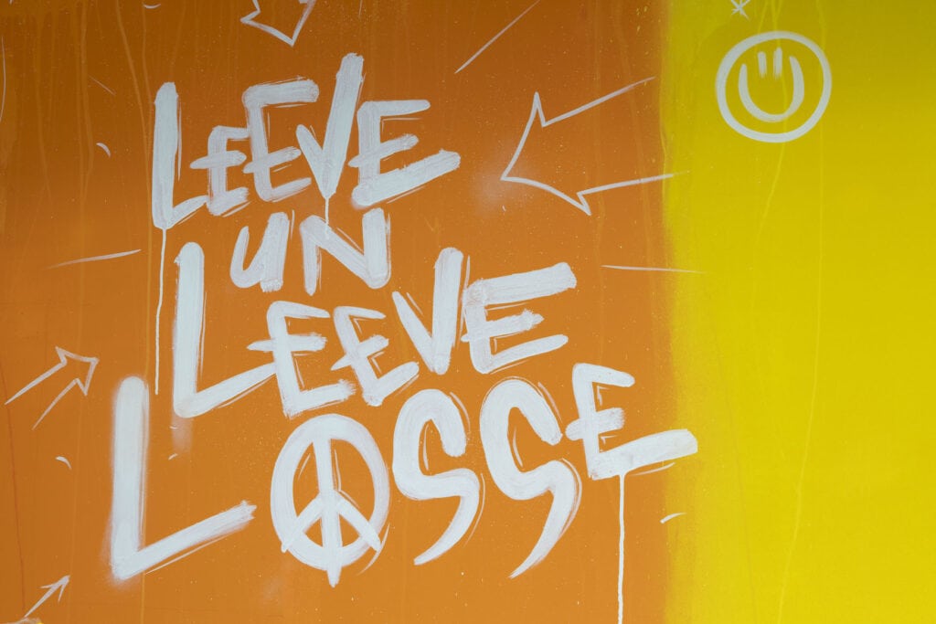 Kölscher Spruch: Leeve und leeve losse als Graffiti in einem Supermarkt