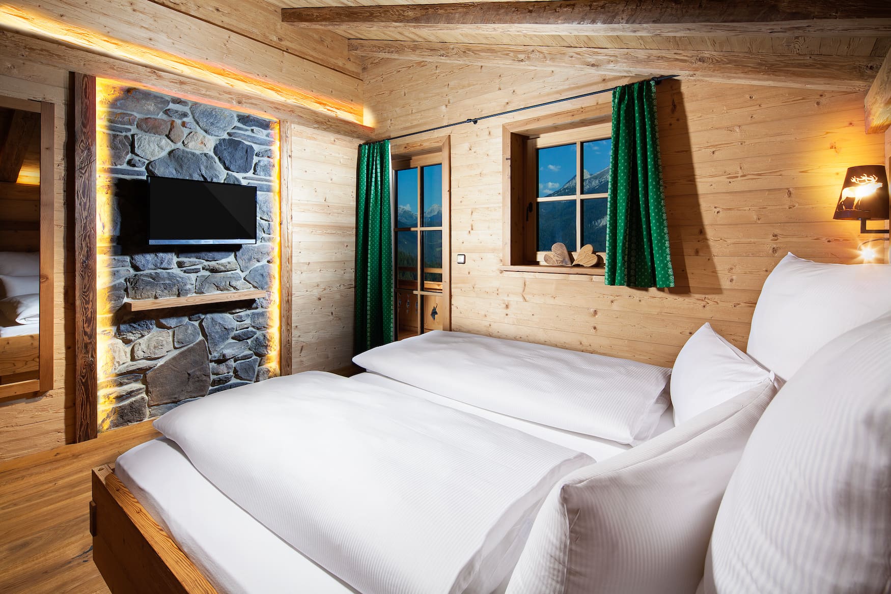 Schlafzimmer in einem der schönsten Chalets in Bayern