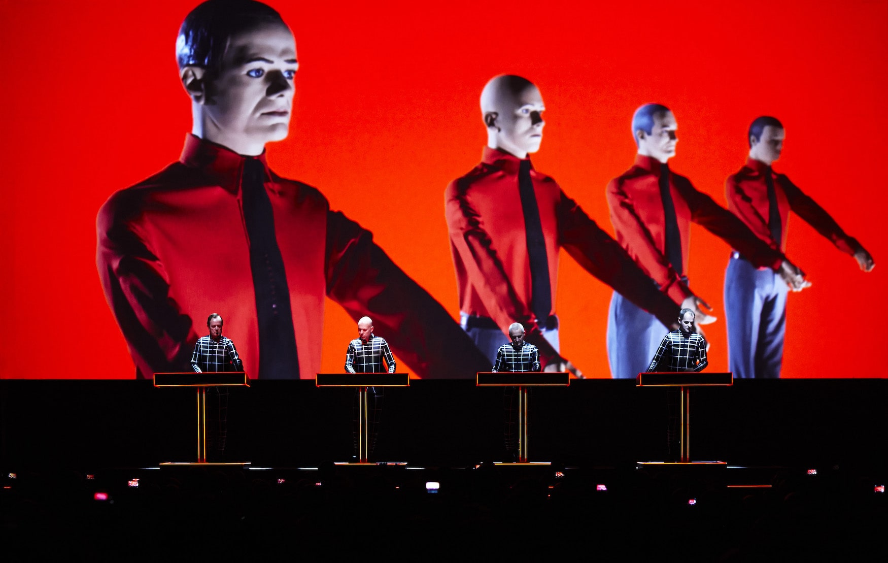 Band Kraftwerk auf der Bühne, sie spielen elektronische Musik in Düsseldorf