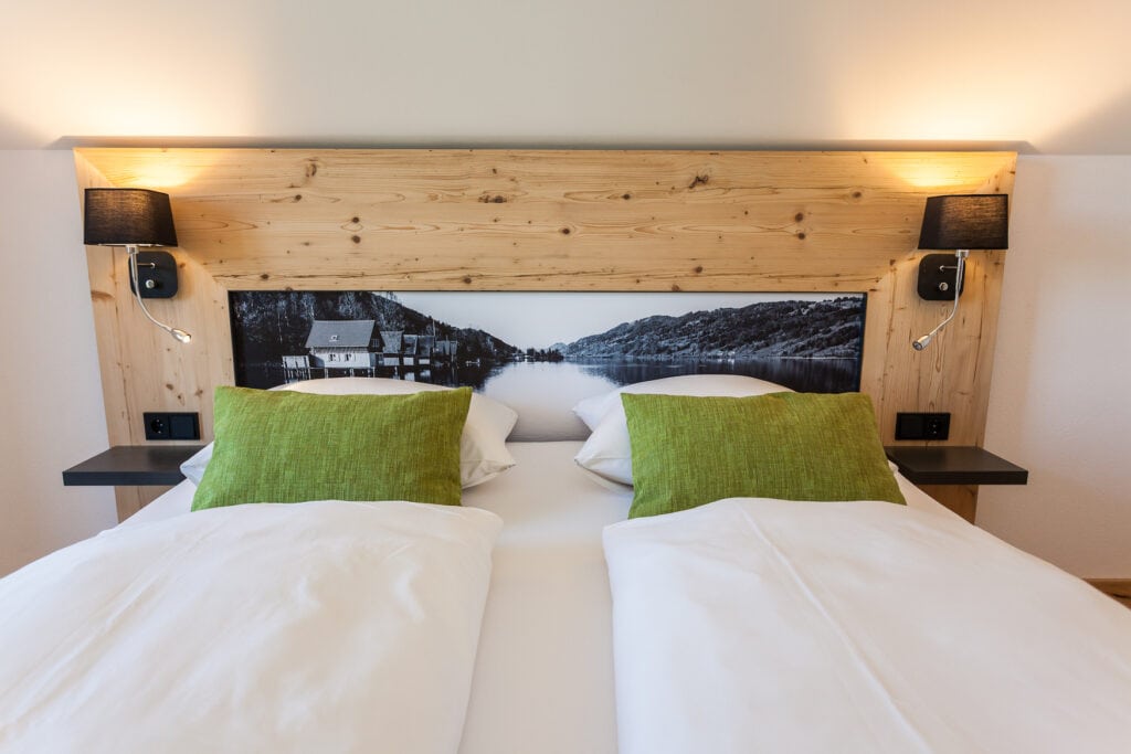 Schlafzimmer mit grünen Kissen auf dem Bett im Hierlhof Zapf