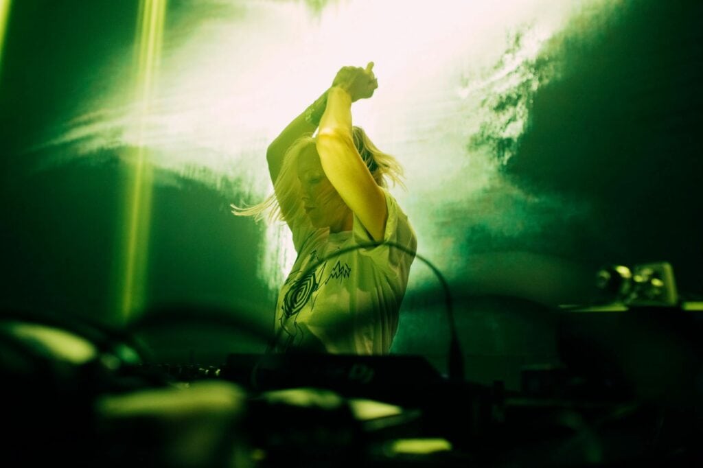 DJ Ellen Allien spielt elektronische Musik in einem Club