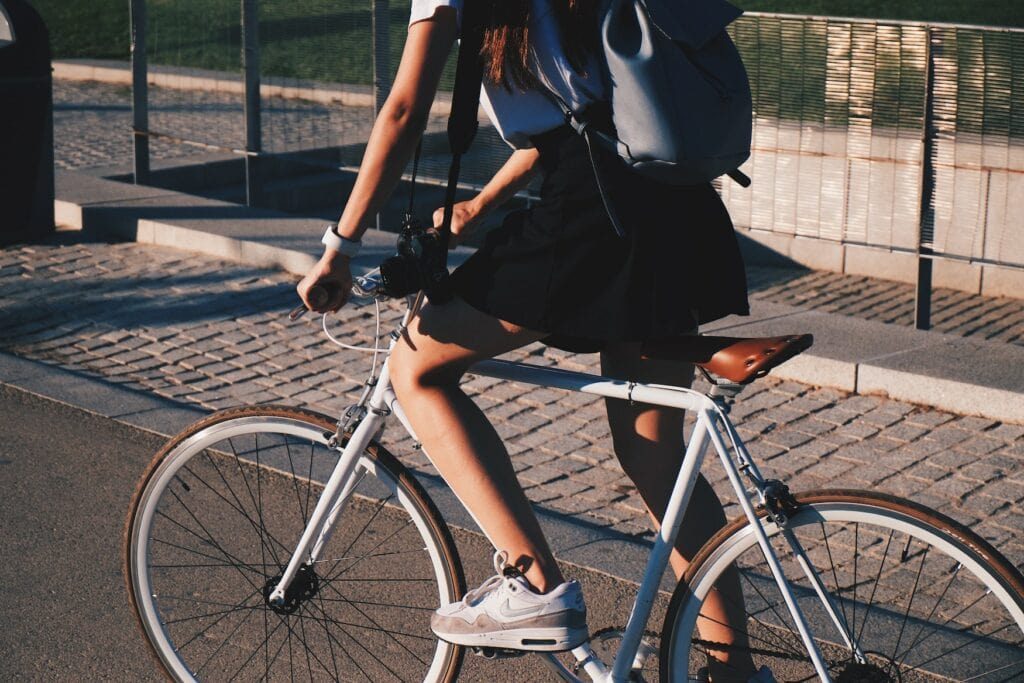 Frau fährt Fahrrad durch die Stadt