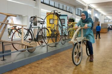 Ein Mädchen benutzt ein Laufrad im Technoseum Mannheim. Dort werden auch andere deutsche Erfindungen ausgestellt