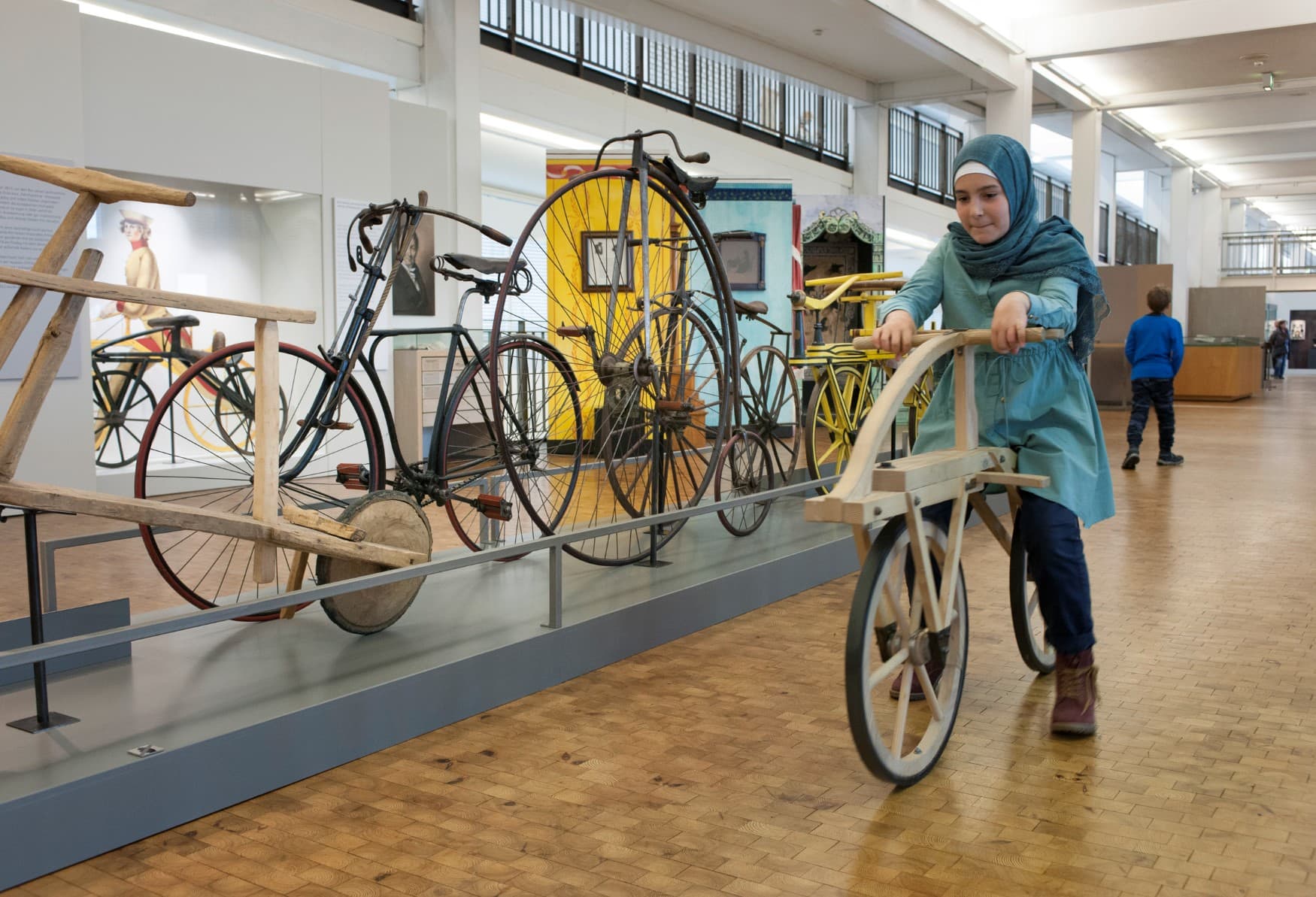 Ein Mädchen benutzt ein Laufrad im Technoseum Mannheim. Dort werden auch andere deutsche Erfindungen ausgestellt