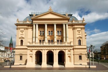 Frontansicht des Großen Hauses des Mecklenburgischen Staatstheaters in Schwerin