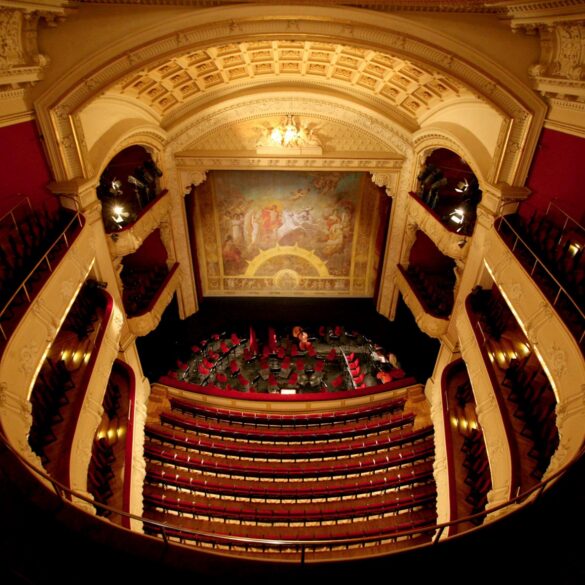 Zuschauerraum im Großen Haus des Mecklenburgischen Staatstheaters in Schwerin, von der obersten Empore genau mittig nach unten abgelichtet.