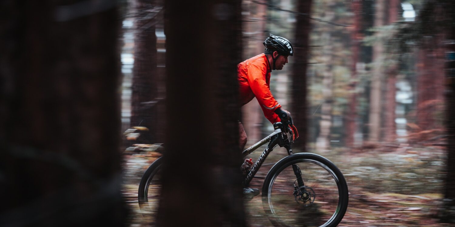 Mann fährt mit dem Bike durch den Harz Nationalpark bei Braunlage