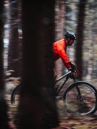 Mann fährt mit dem Bike durch den Harz Nationalpark bei Braunlage