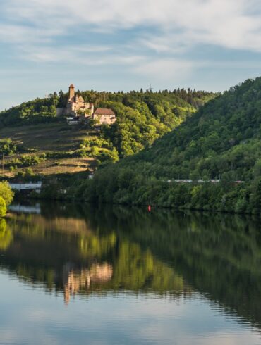 Burg Hornberg im Odenwald, im Vordergrund der Neckar