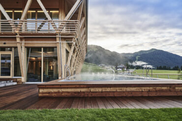 Terrace and pool of the Hubertus Moutain Refugio in Allgäu