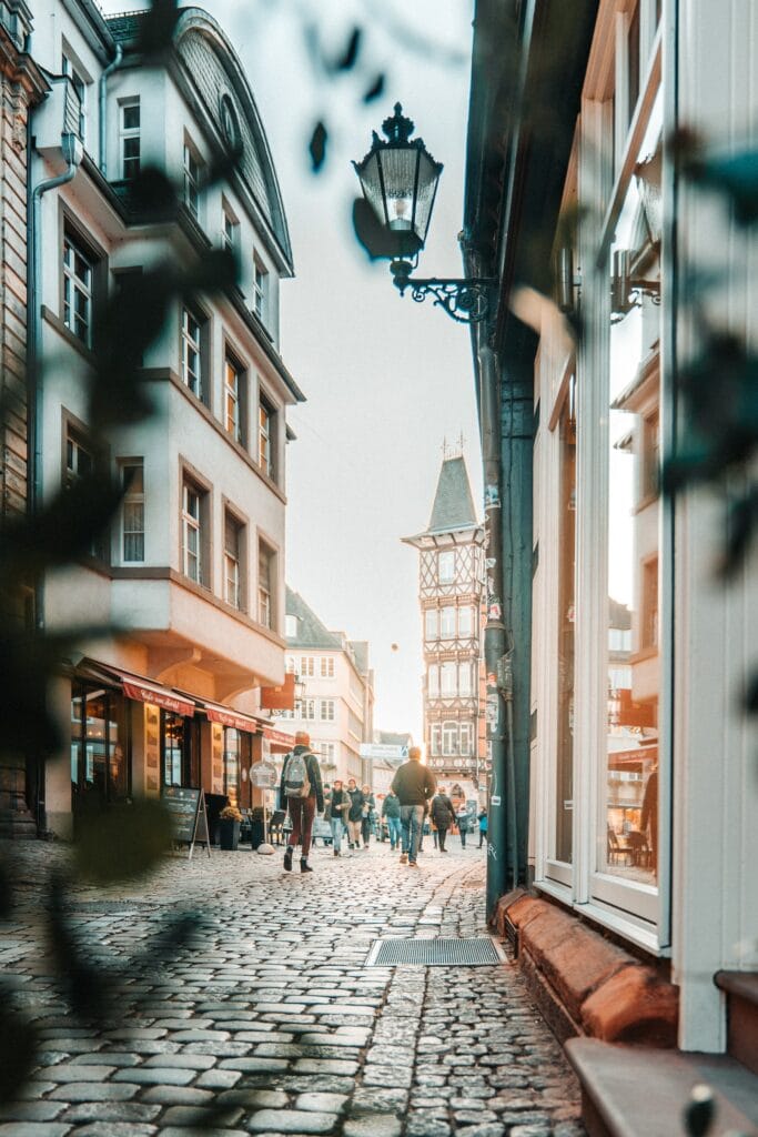 Menschen spazieren durch die Altstadt von Marburg, eines der Top Reiseziele in Deutschland
