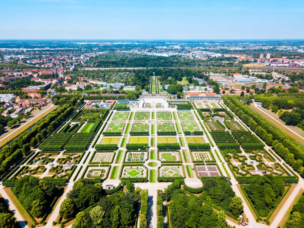 Blick auf die Herrenhäuser Gärtner in Hannover, eines der Top Reiseziele in Deutschland