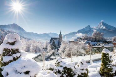 Blick auf verschneite Landschaft entlang der Deutschen Alpenstraße im Winter von der Dachterrasse des Hotel Edelweiss