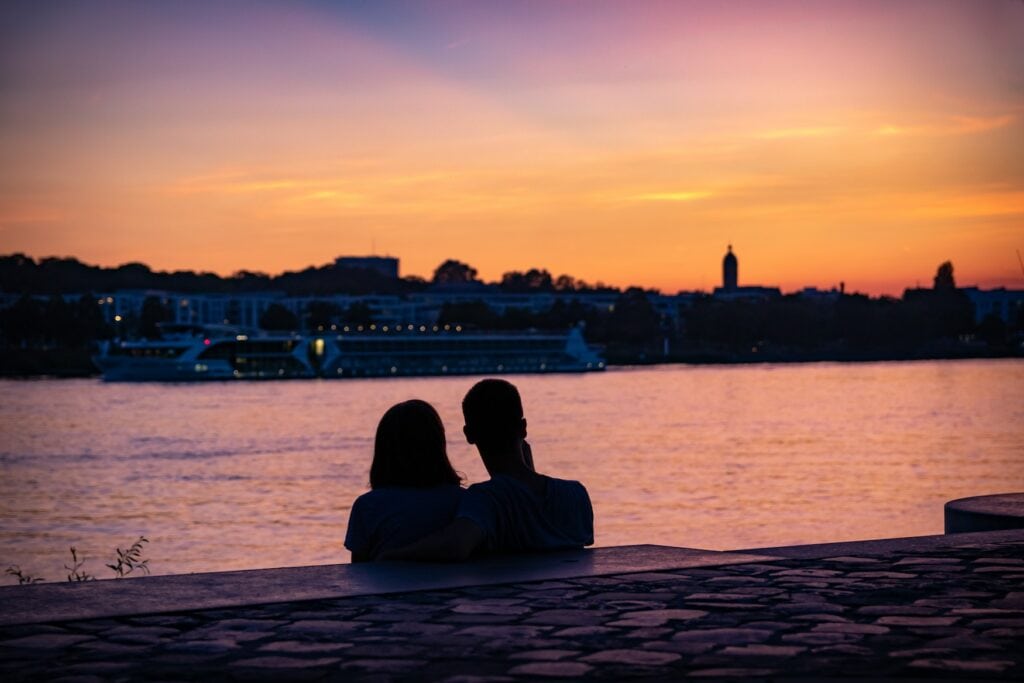 Romantische Städte in Deutschland: Sonnenuntergang am Main in Mainz
