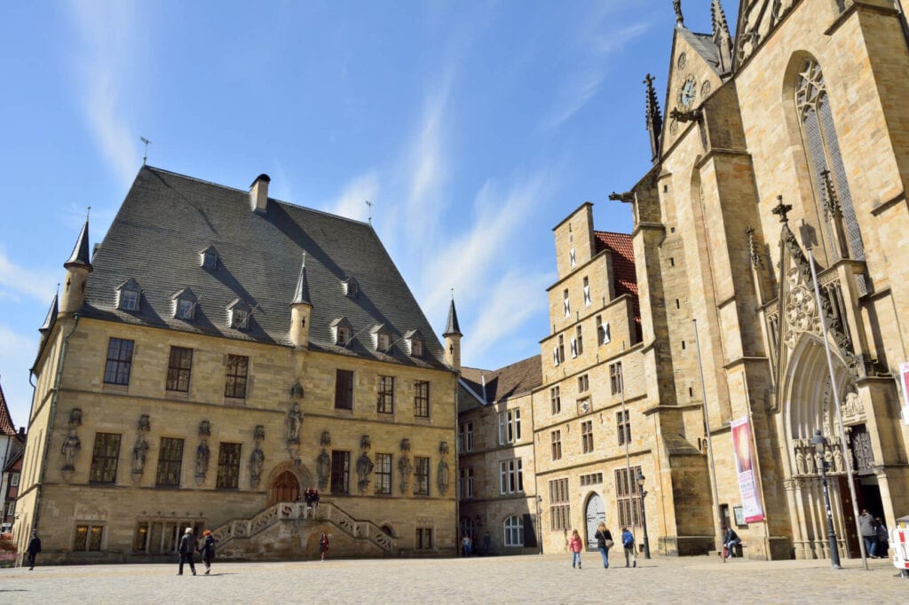 Blick auf das Rathaus und die Marienkirche in Osnabrück