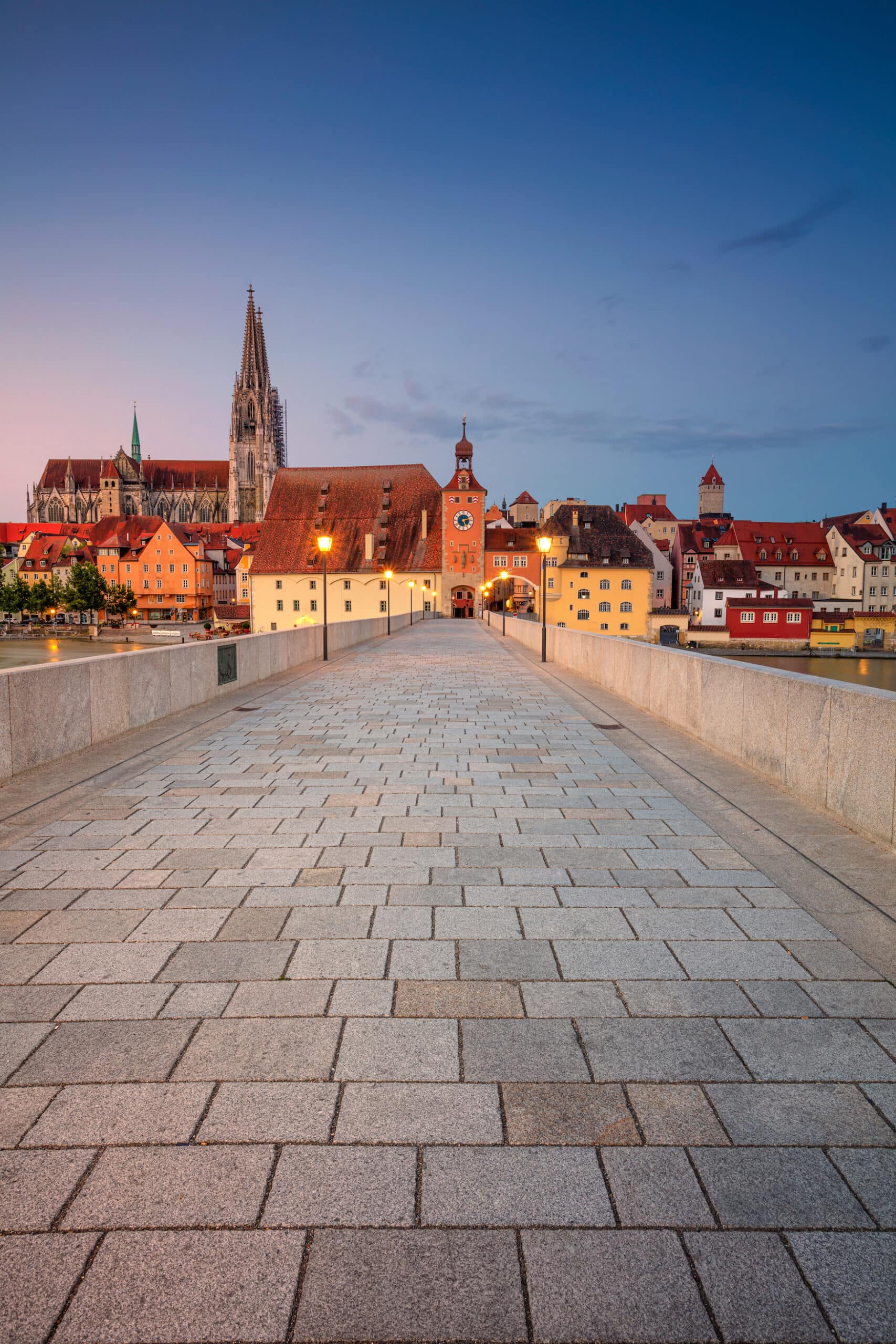 Sonnenuntergang über einer Brücke in Regensburg, der romantischsten Stadt in Deutschland